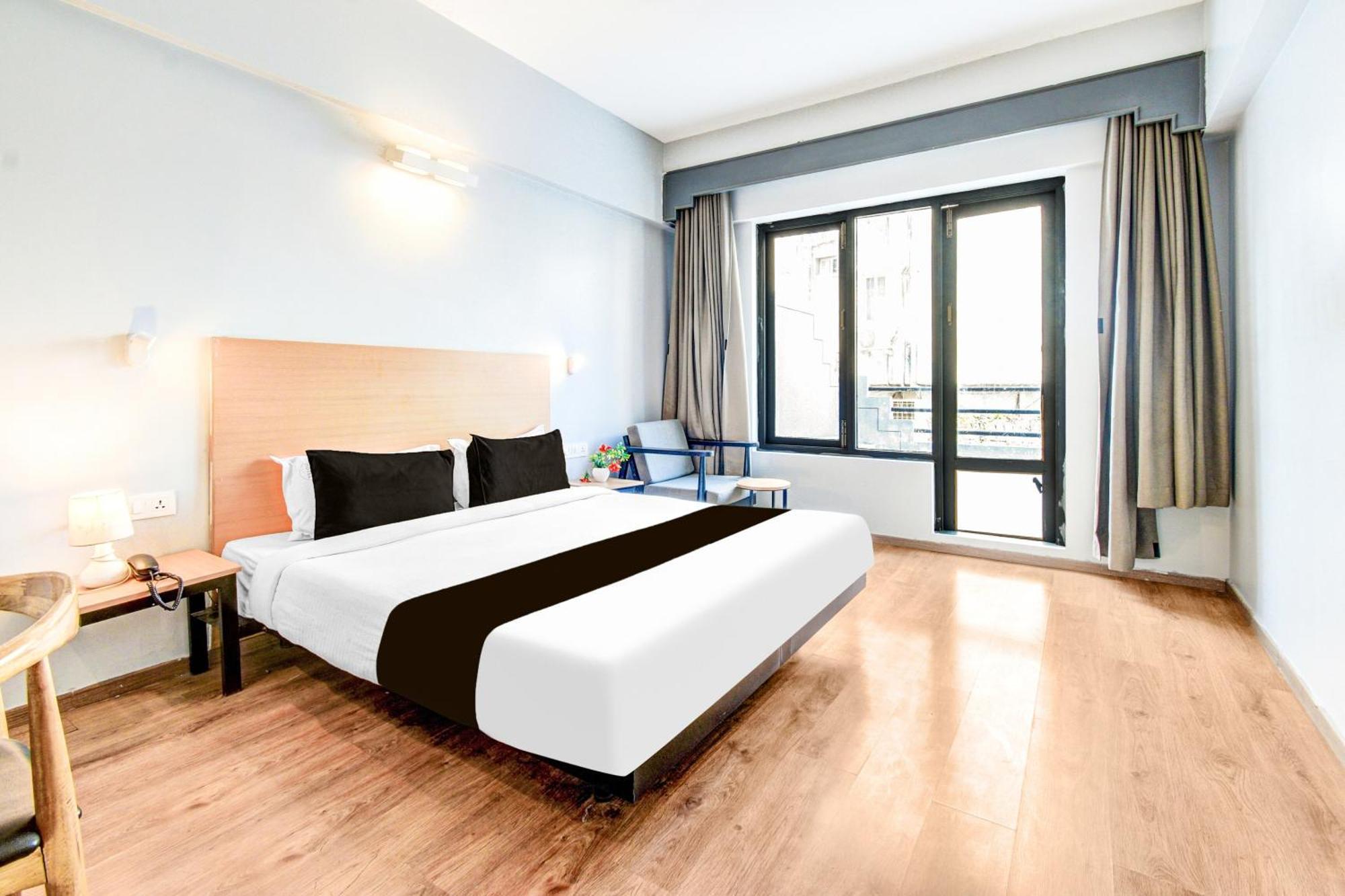 Super Townhouse Lakdikapul Hotell Hyderabad Eksteriør bilde