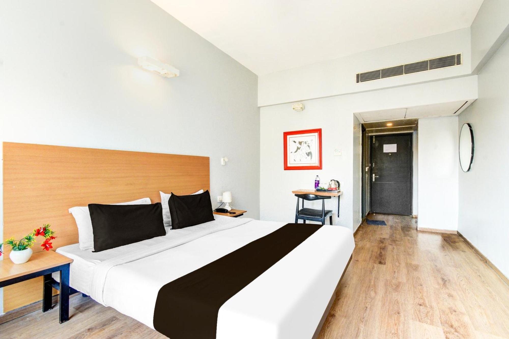 Super Townhouse Lakdikapul Hotell Hyderabad Eksteriør bilde