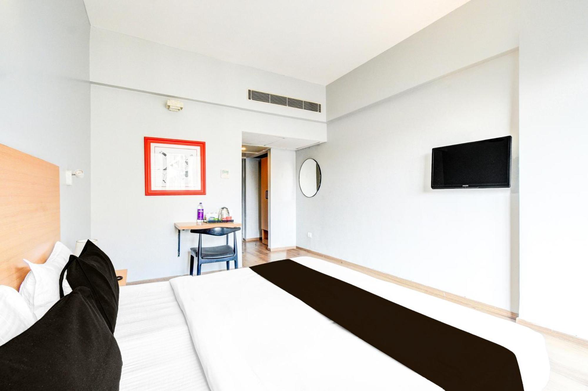 Super Townhouse Lakdikapul Hotell Hyderabad Eksteriør bilde