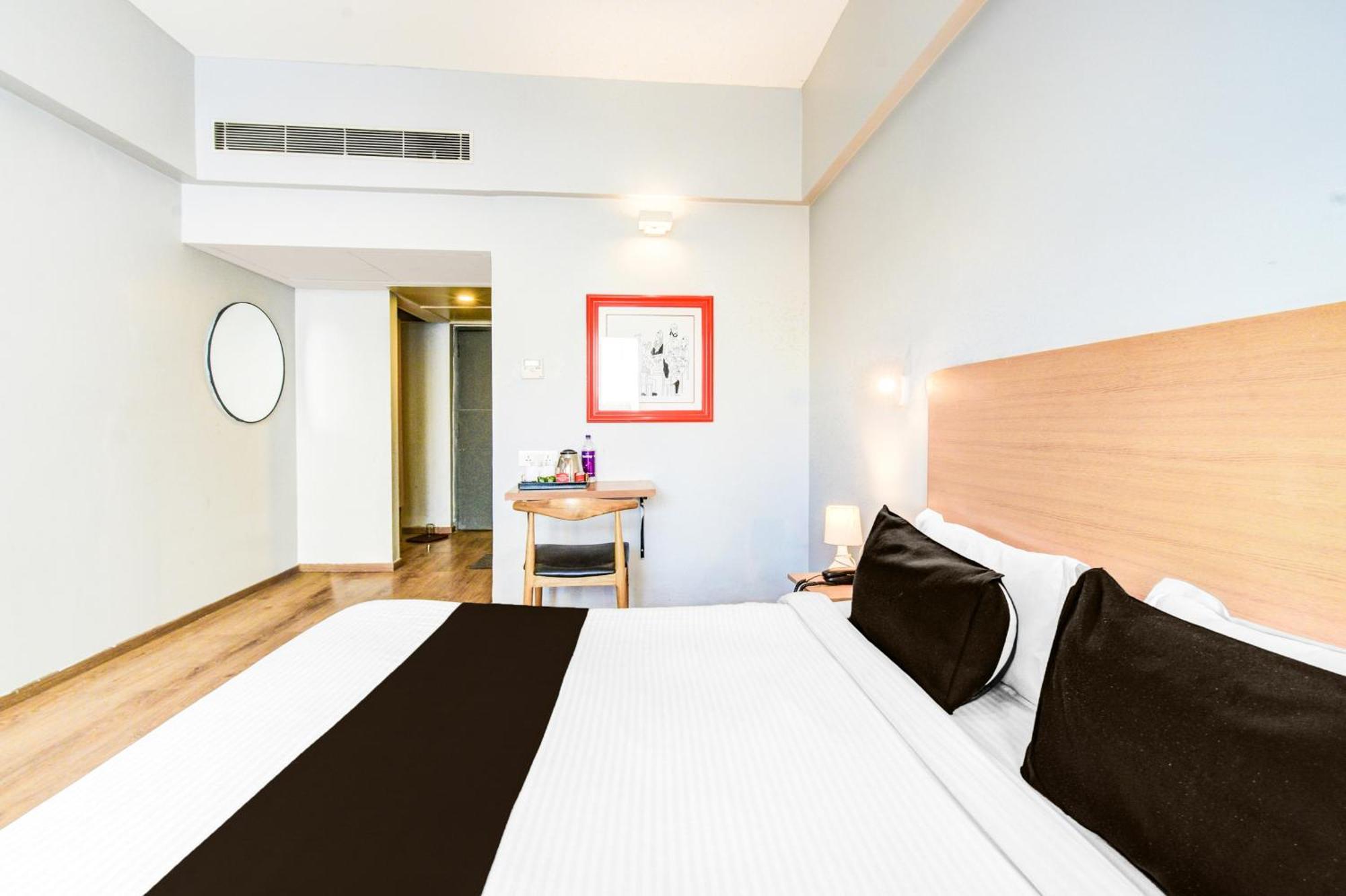 Super Townhouse Lakdikapul Hotell Hyderabad Eksteriør bilde