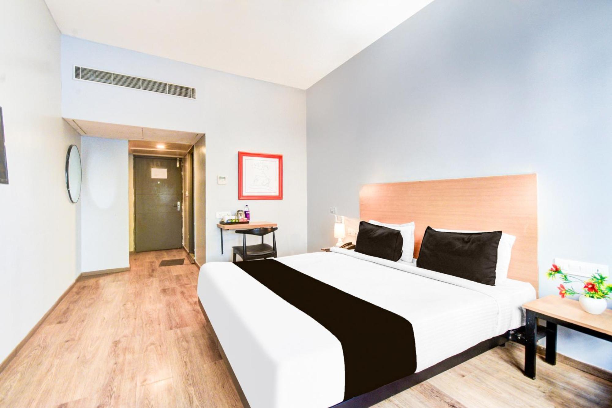 Super Townhouse Lakdikapul Hotell Hyderabad Eksteriør bilde