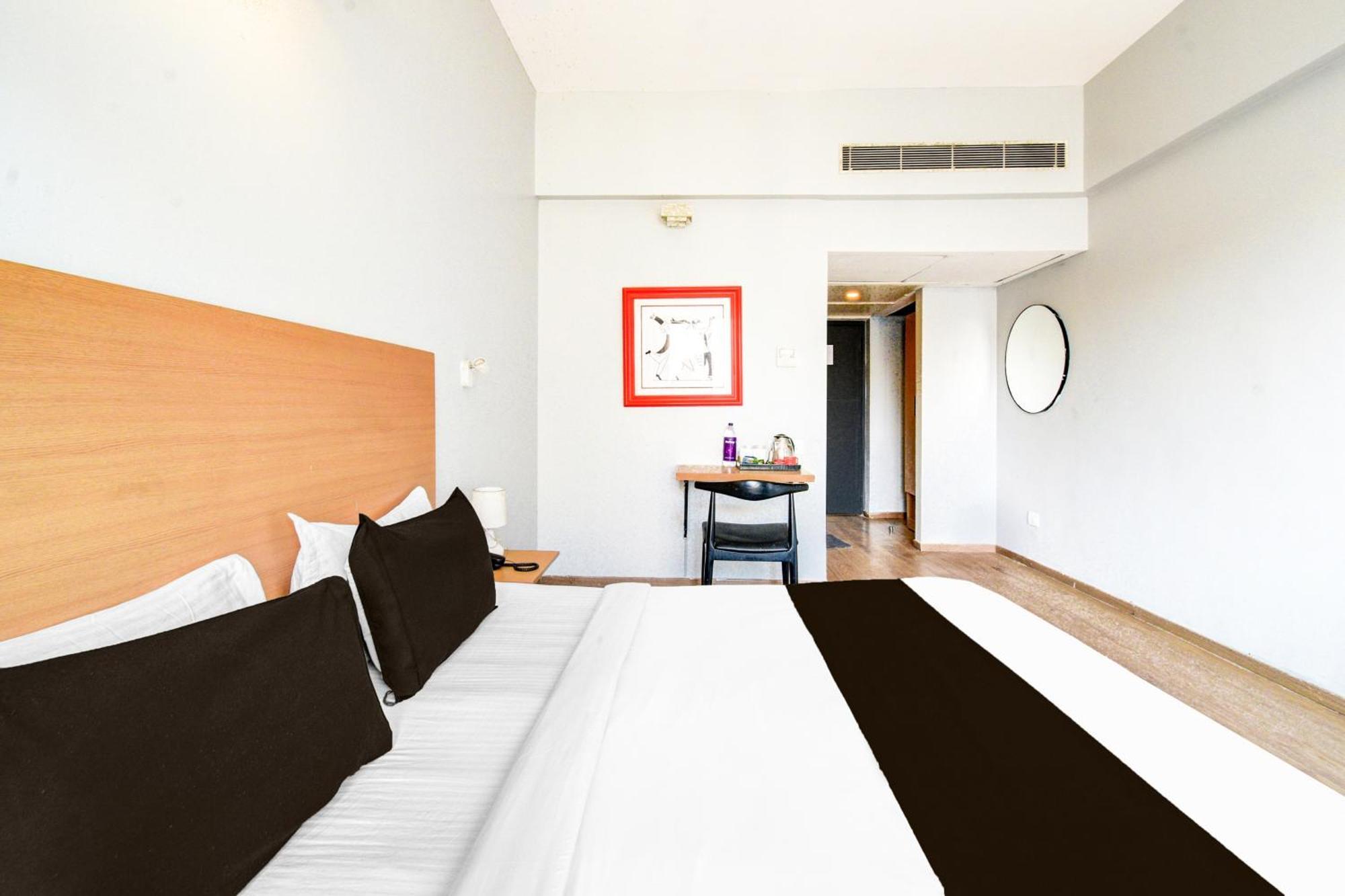 Super Townhouse Lakdikapul Hotell Hyderabad Eksteriør bilde