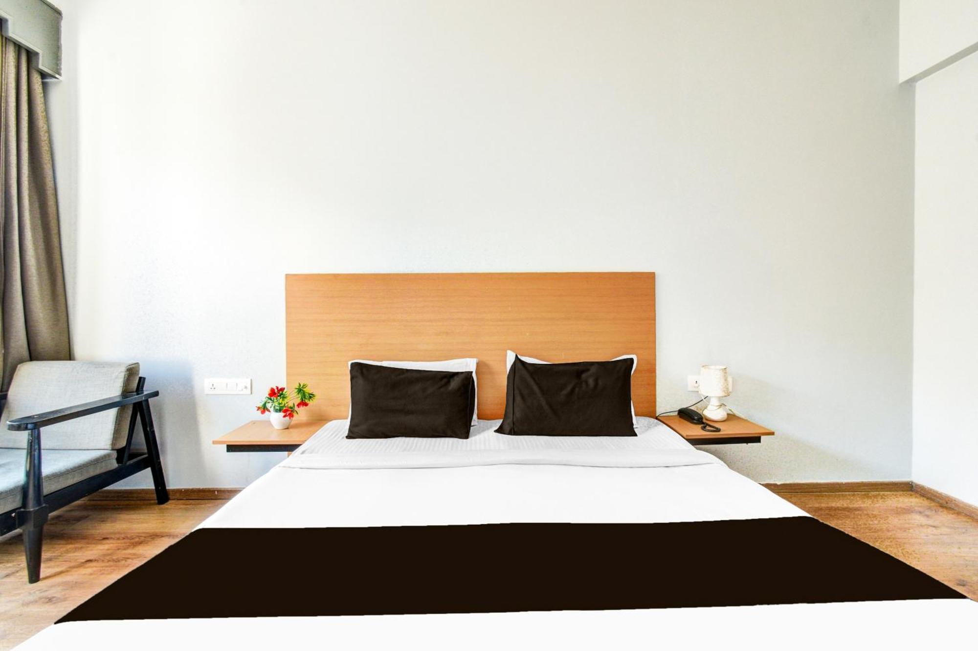Super Townhouse Lakdikapul Hotell Hyderabad Eksteriør bilde
