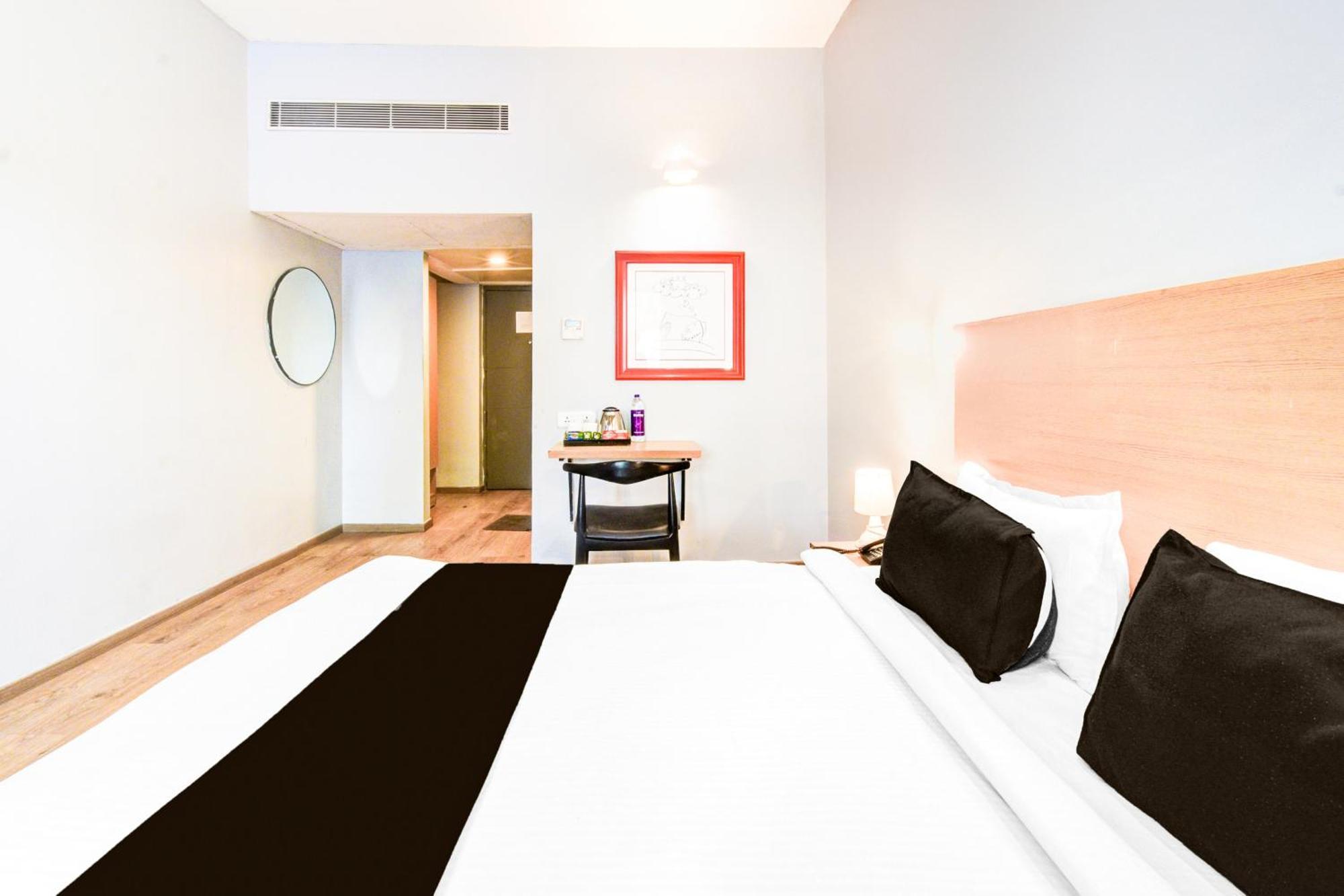 Super Townhouse Lakdikapul Hotell Hyderabad Eksteriør bilde