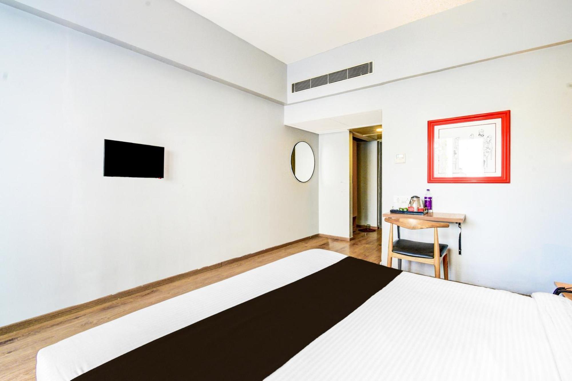Super Townhouse Lakdikapul Hotell Hyderabad Eksteriør bilde