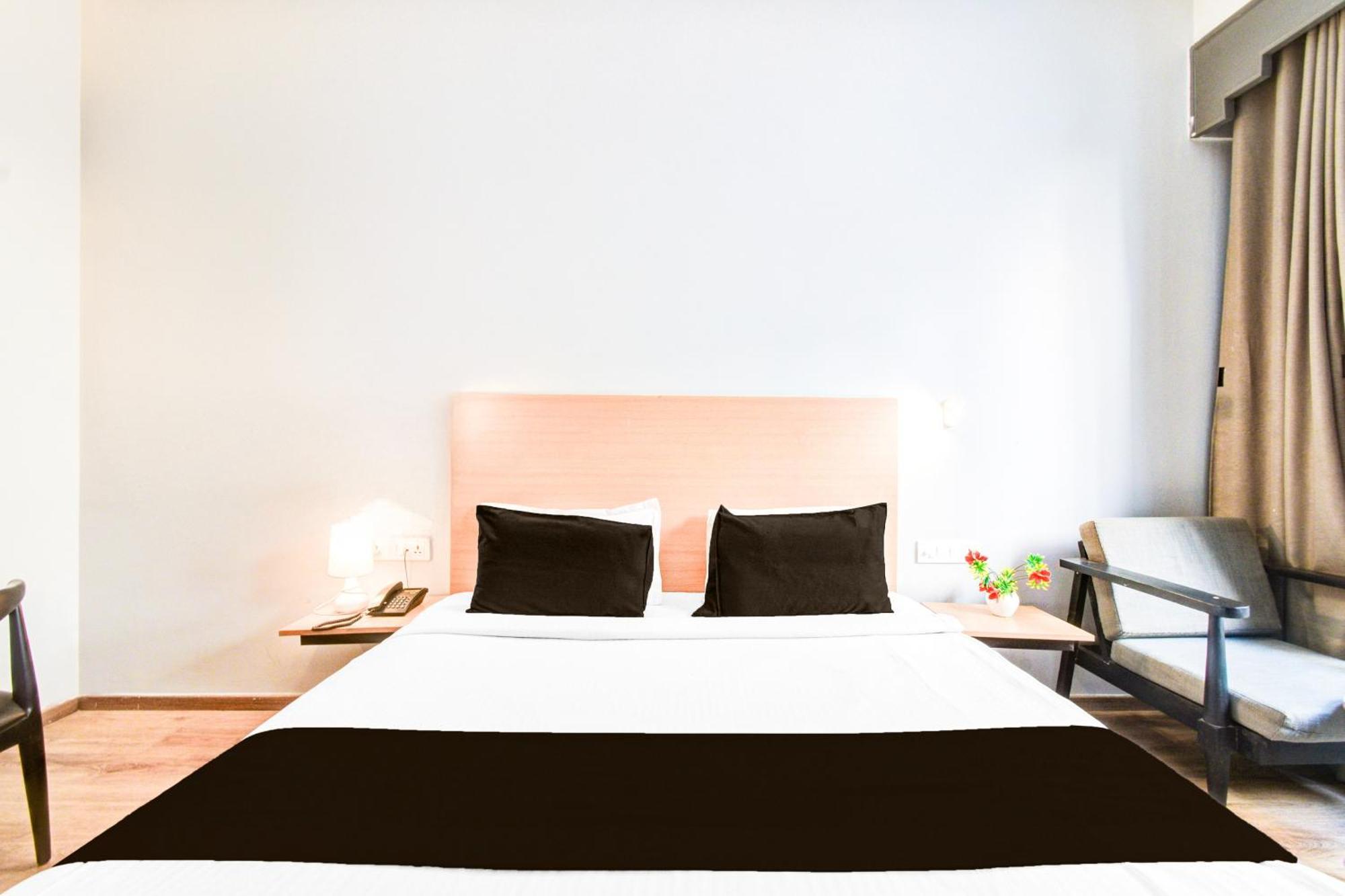 Super Townhouse Lakdikapul Hotell Hyderabad Eksteriør bilde